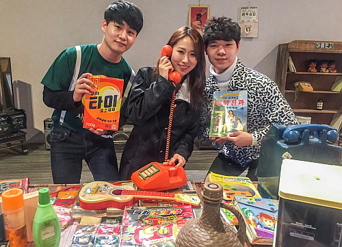 판교점에서 직원들이 ‘뉴트로 체험전’을 소개하고 있는 모습...현대백화점 제공