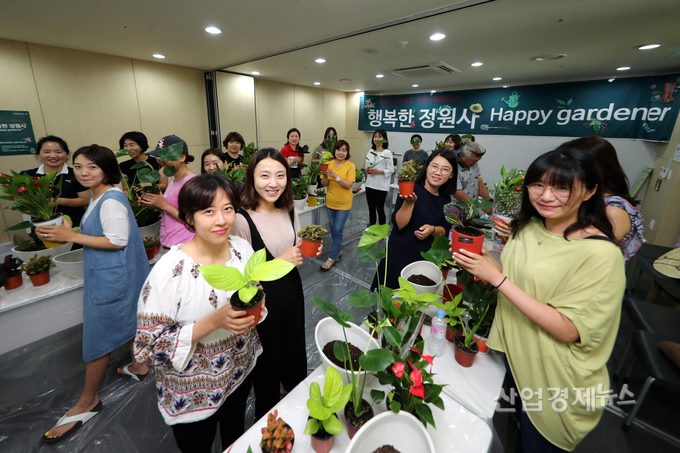 자연사랑 플러스에 참여한 동탄역 푸르지오 입주민들이 가드닝 클래스를 수강하고 있다.