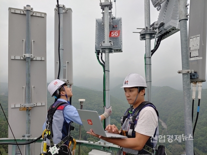 KT 네트워크부문 직원들이 대구 팔공산에 5G 기지국을 설치하고 품질을 점검하고 있다. 사진=KT