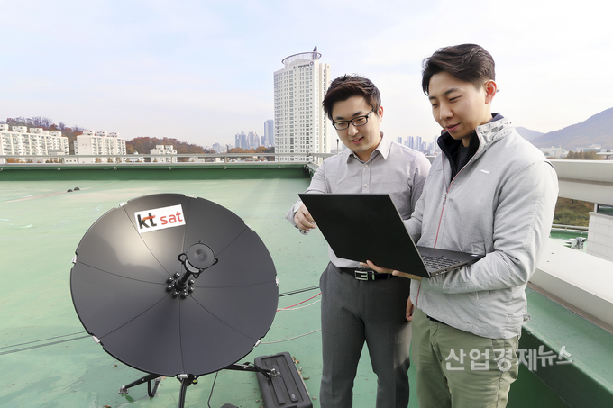 KT SAT, KT융합기술원의 5G 분야 연구원들이 KT연구개발센터에서 위성 5G 시험 결과를 확인하고 있다. 사진=KT