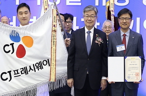 '2019년 일자리창출 유공 정부포상 시상 기념컷(사진 이재갑 고용노동부 장관(오른쪽 두 번째)과 허훈 CJ프레시웨이 경영지원담당 상무(맨 오른쪽)...CJ프레시웨이 제공