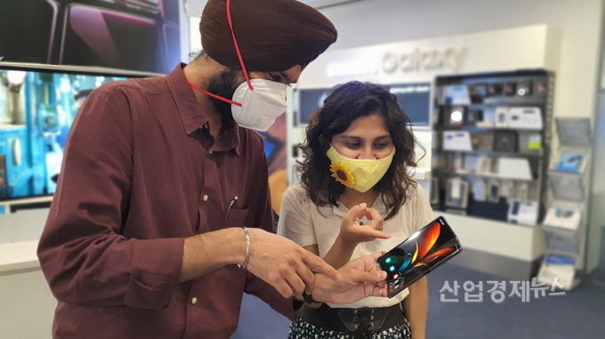 삼성 갤럭시 Z 폴드2 체험 인도