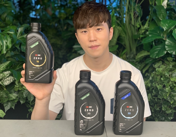 SK루브리컨츠 직원이 친환경 윤활유 SK ZIC ZERO를 소개하고 있다. 사진=SK이노베이션