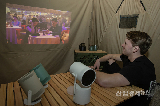 미국 라스베이거스의 컨벤션 센터 삼성전자 전시관에 마련된 포터블 스크린 '더 프리스타일' 체험존에서 삼성전자 모델이 영상을 즐기고 있다. 사진=삼성전자