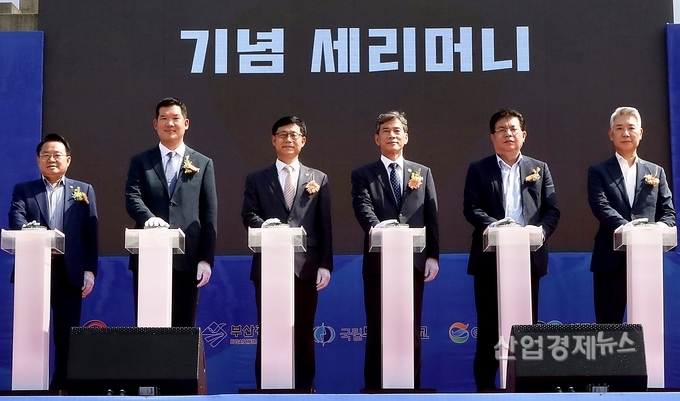 ‘스마트양식 테스트베드 착공식’에서 허윤홍 GS건설 신사업부문 대표(사진 왼쪽에서 두 번째), 송상근 해양수산부 차관(사진 왼쪽에서 세 번째), 이병진 부산광역시 행정부시장(사진 왼쪽에서 네 번째)등 관계자가 기념 세레모니를 하고 있다. 사진=GS건설
