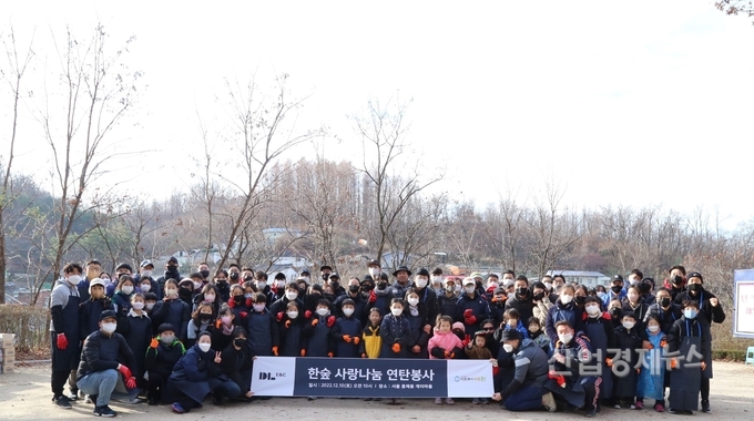 DL이앤씨 임직원 가족들이 ‘사랑 나눔 연탄 봉사활동’을 마친 뒤 기념촬영을 하고 있다. 사진=DL이앤씨
