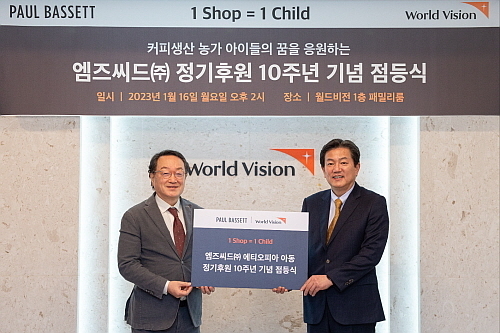 폴 바셋 월드비전 후원 10주년 기념행사_(좌) 월드비전 조명환 회장, (우) 엠즈씨드 김용철 대표 ...<사진=엠즈씨드 제공>