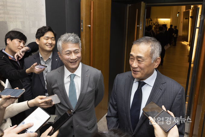 동국제강 임시주주총회 종료 후 장세욱 부회장(좌)과 장세주 회장(우)이 취재진 질의에 답변하고 있다. 사진=동국제강