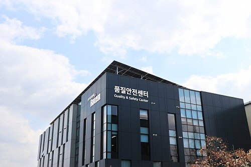 태양광 발전 설비가 설치된 창원공장 품질안전센터 모습...<사진=현대로템 제공>