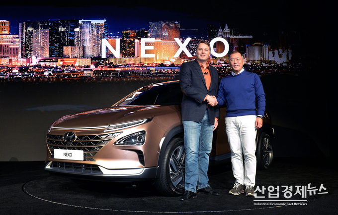 2018년 미국 라스베이거스에서 열린 ‘CES 2018’에 참가한 SUV ‘NEXO(넥쏘)’ 기념 컷...<사진=현대자동차 제공>