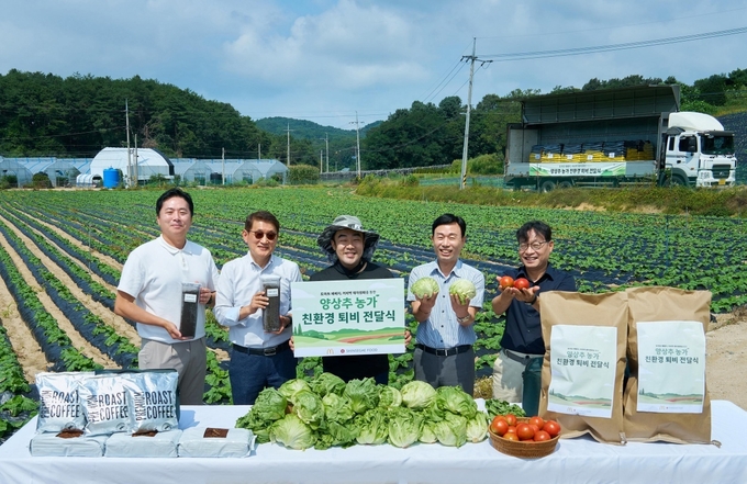 한국맥도날드는 지난 21일 신세계푸드와 함께 친환경 유기성 비료를 강원도 횡성 소재의 양상추 농가에 전달했다(왼쪽부터 맥도날드 SCM 하만기 이사, 김한일 전무, 이청우 농가 대표, 신세계푸드 R&D 공병천 전무, B2B 임형섭 상무)