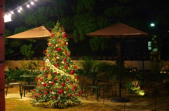 장충라운지R 매장 야경...<사진=스타벅스 제공>