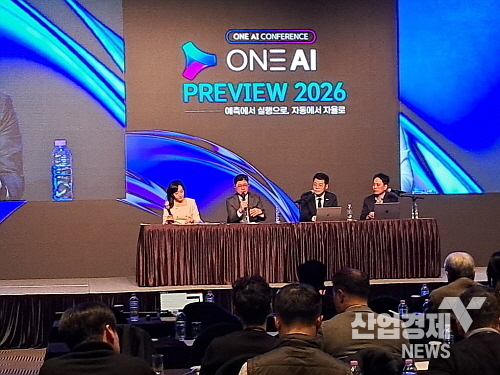 2번째 세션 Talk & Tech에서 토론을 펼치는 패널들...<사진 왼쪽 2번째 부터 더존비즈온 지 부사장과 이성재 책임컨설턴트, 양정환 책임연구원>
