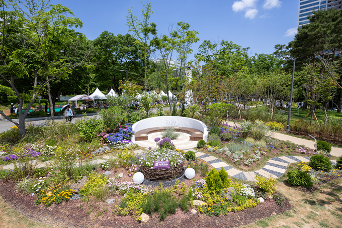 올해 5월 이브자리가 2025 서울국제정원박람회에 참여해 조성한 기업동행정원 ‘새록새綠(록)’ 전경...출처:이브자리